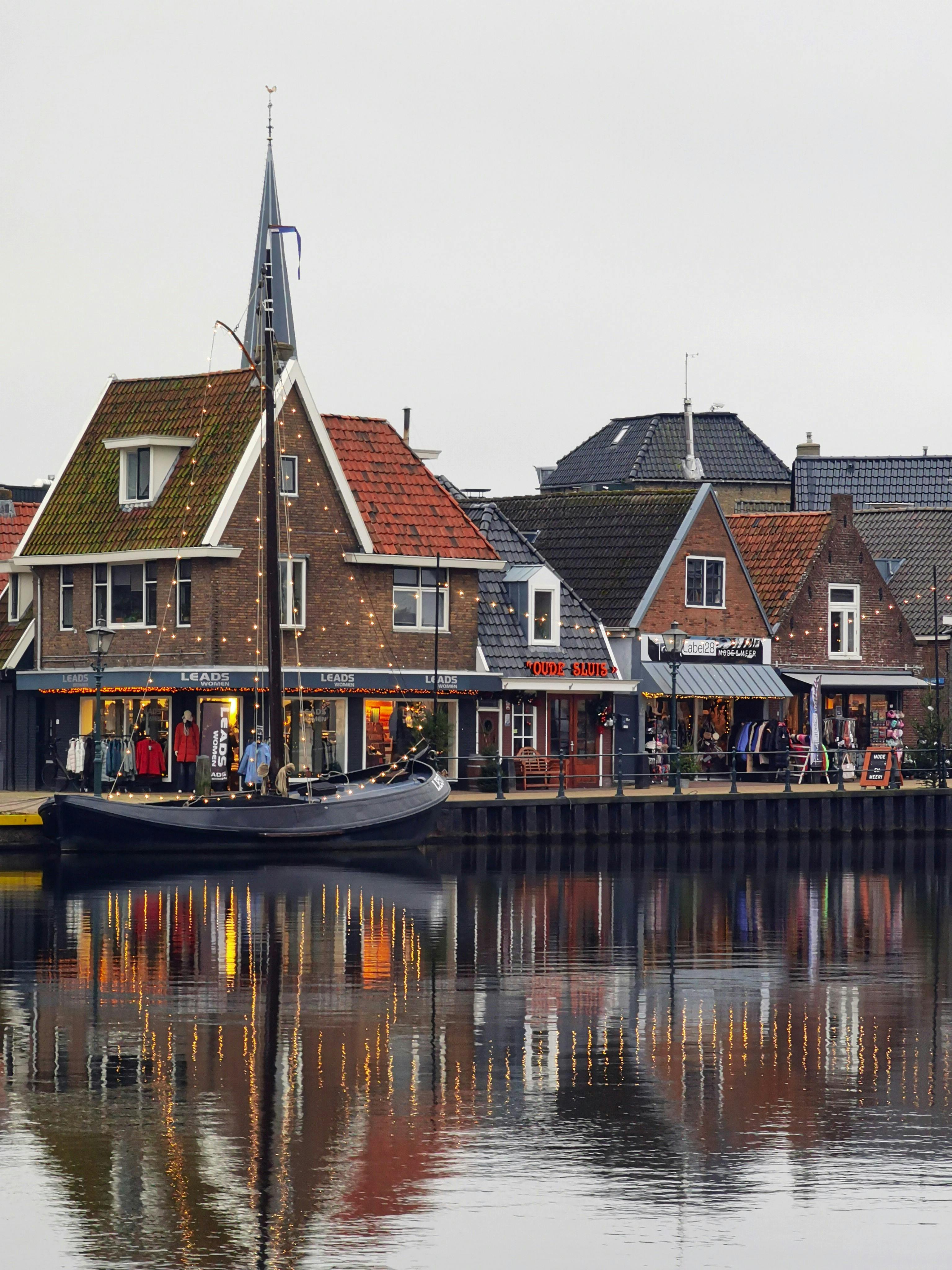 Top 5 Coastal Towns for Liveaboards to Spend the Holidays